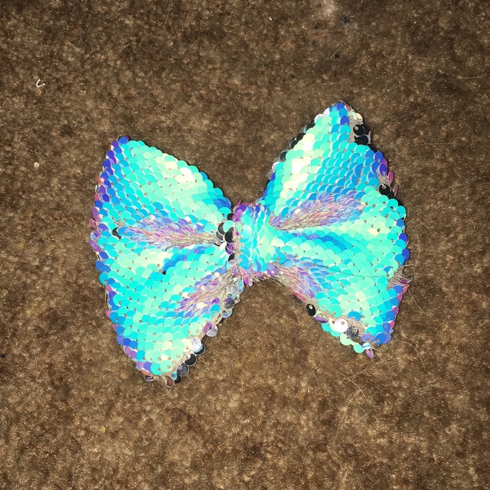 Sparkly bow 🎀